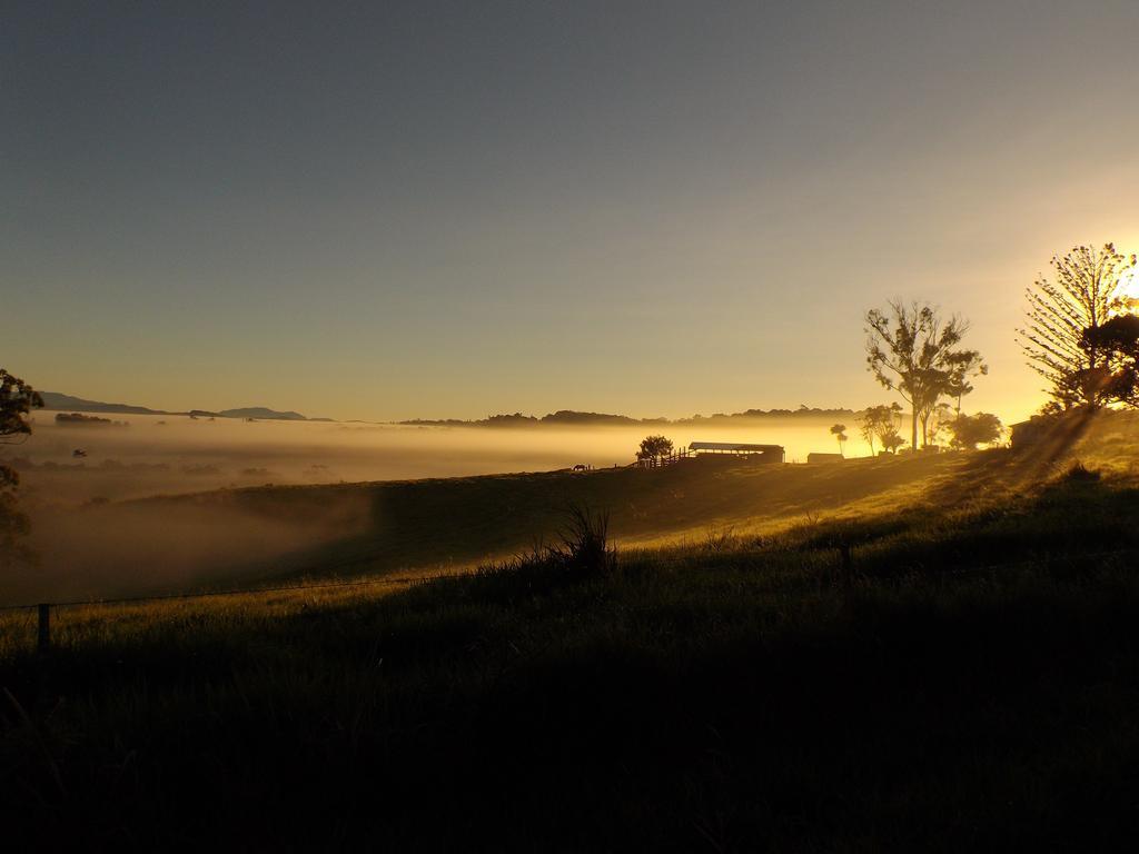 Tinaroo Sunset Retreat Bed & Breakfast